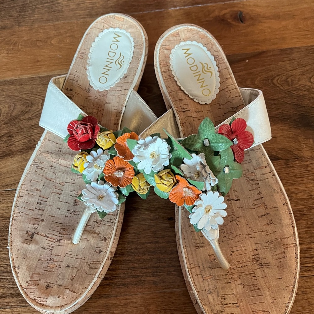 Women’s modinno flowered sandals size 10